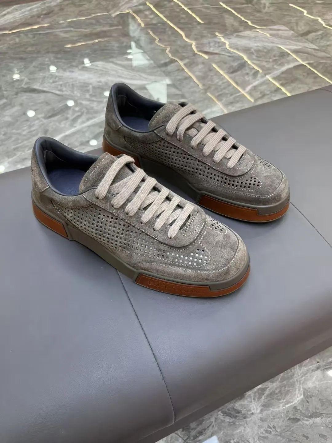 Men's shoes 💰460 [New style] 🐝🐝⚠️[DG] ⚠️High grade, top craftsmanship ⚠️Men's casual style, regular size 39 to 44 (45 can be customized ⚠️D &G Fashionable and casual style, unique design style! Fully original single-layer calfskin hollow design, inner calfskin latex back foot! Exclusive for summer! Original TPU outsole! Look at the details of the quality, and it can stand up to all kinds of tests!